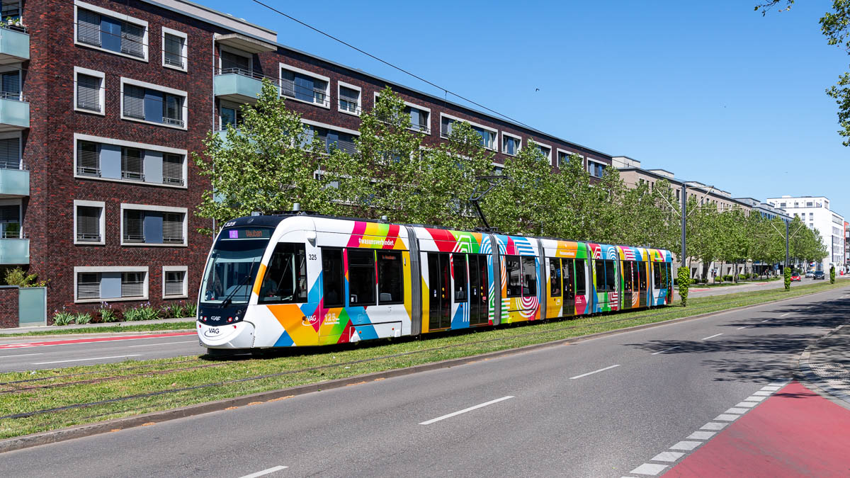 Straßenbahn Freiburg i.Br.: VAG 325 (Typ Urbos)  in Freiburg i.Br., Berliner Allee