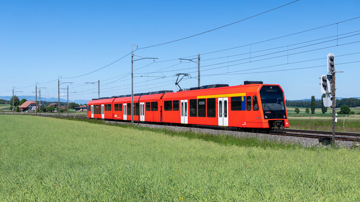 S-Bahn Bern - RBS 26 (RABe 4/12 NExT) in Urtenen (Schweiz)