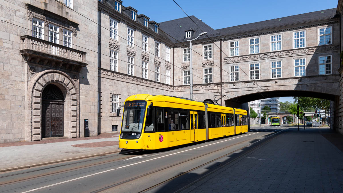 Straßenbahn Rhein-Ruhr: Ruhrbahn 8011 in Mülheim a.d.R., Stadtmitte