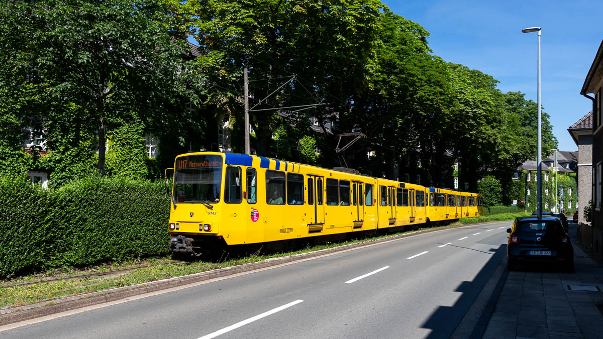 Stadtbahn Rhein-Ruhr: Ruhrbahn 5142 in Essen, Laubenweg