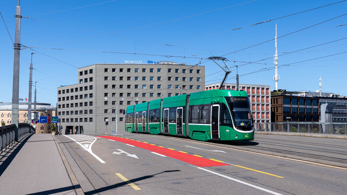 Straßenbahn Basel: BVB 6017 in Basel, Münchensteinerbrücke