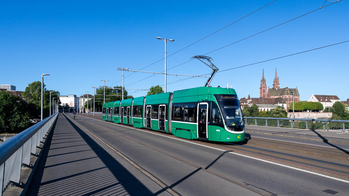 Straßenbahn Basel: BVB 5042 in Basel, Wettsteinbrücke