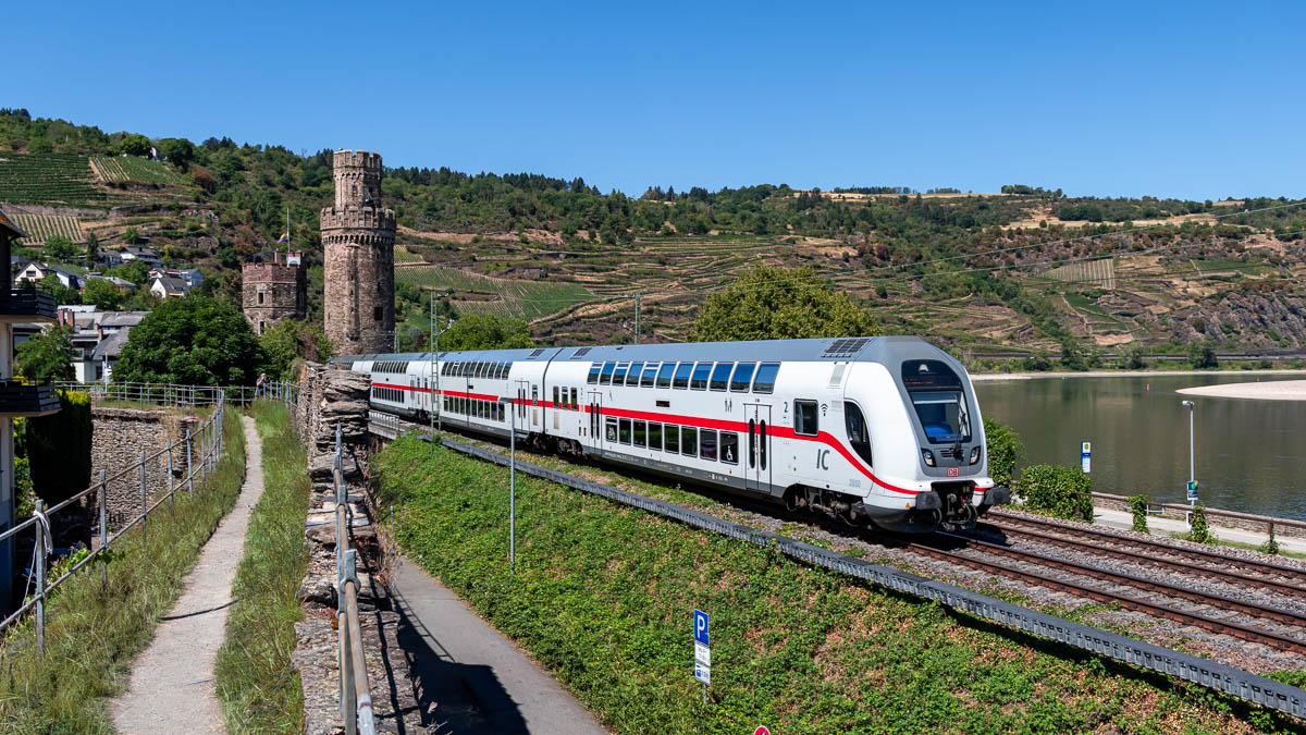 Fernzug mit DB IC2-Steuerwagen in Oberwesel